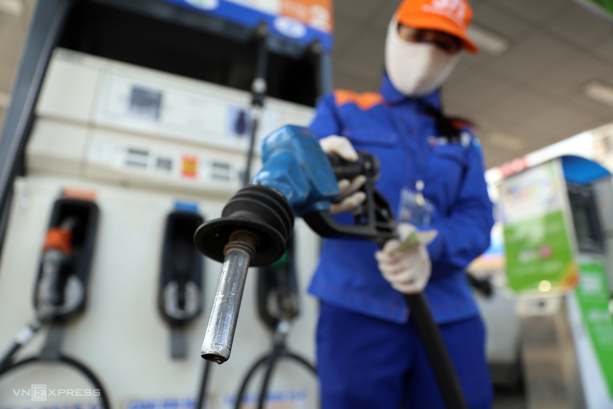 Giá xăng dầu ngày 4/11/2022: giảm theo hướng lao dốc?