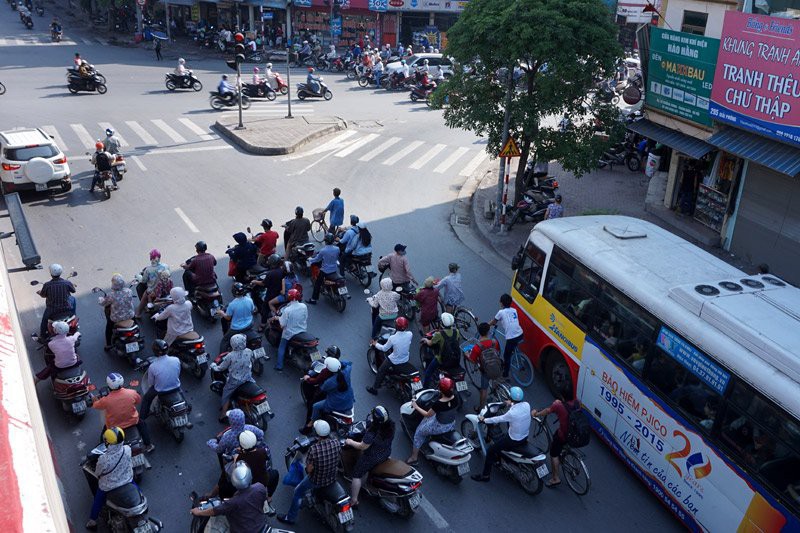 Người dân dừng xe giữa lòng đường gây cản trở giao thông đô thị