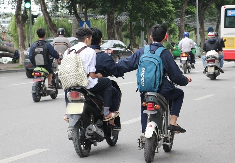 Luật Giao thông đường bộ năm 2008 quy định người đủ 16 tuổi trở lên được lái xe gắn máy có dung tích xi-lanh dưới 50 cm3.
