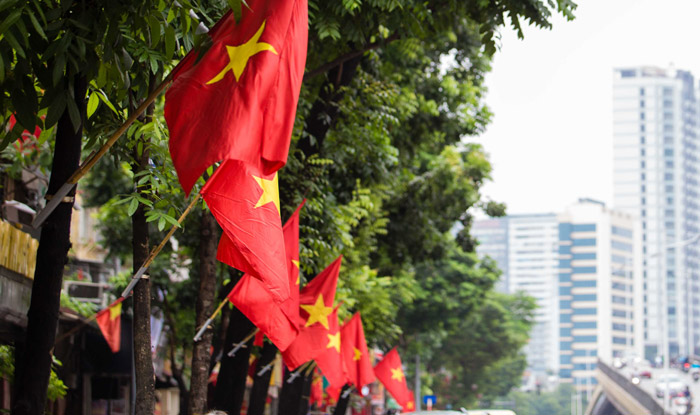 reo cờ Tổ quốc là một nét đẹp văn hoá của Việt Nam vào những dịp lễ quan trọng 
