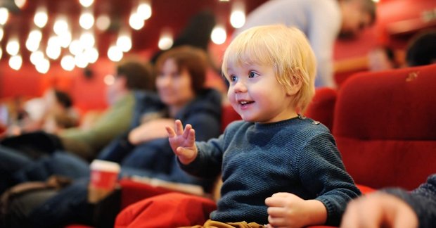 Chính sách về việc giảm giá vé xem phim cho người già và trẻ em cũng được đông đảo người dân quan tâm