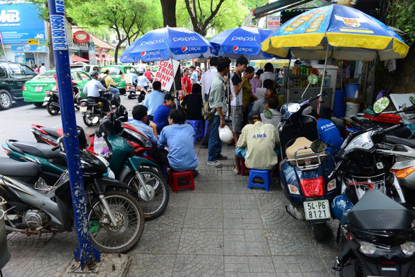 Lấn chiếm hành lang giao thông, lòng lề đường, vỉa hè để đậu xe, mở hàng quán là một tình trạng khá phổ biến ở Việt Nam