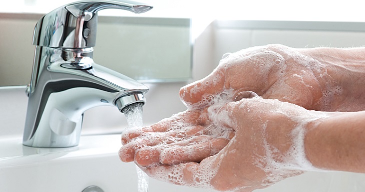 Thường xuyên rửa tay sạch bằng xà phòng và các dung dịch sát khuẩn thông thường; che miệng khi ho, hắt hơi