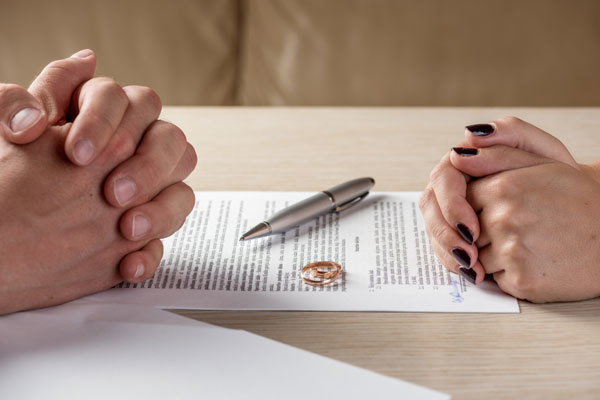 Khi đi làm giấy đăng ký kết hôn (làm giấy kết hôn) thì hai bên nam nữ phải chuẩn bị đầy đủ các giấy tờ