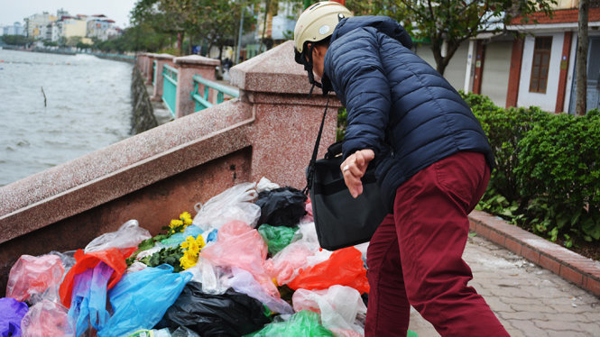 Những bãi rác tự phát ngày một phát triển hơn khi người dân bình thản với việc vứt rác một cách tuỳ tiện và không có ý thức
