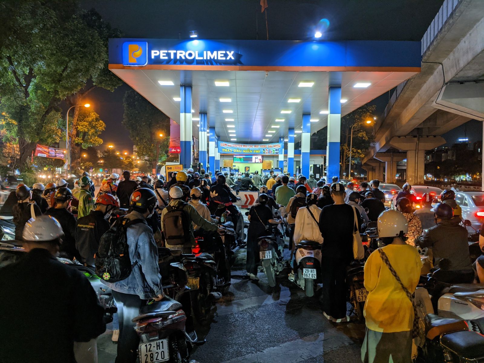 Trong hai ngày qua, nhiều thành phố lớn như Hà Nội, TP. HCM, An Giang,... người dân phải vất vả xếp hàng để được mua xăng trước tình hình biến động giá xăng dầu hiện nay